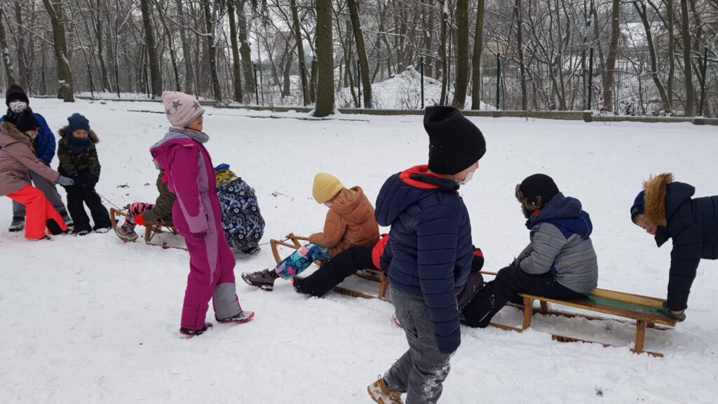 Dzieci robią kulig.