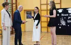 Nagrodzone uczennice przez starostę bydgoskiego