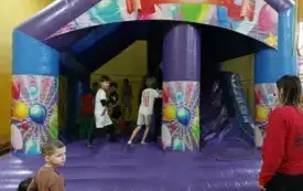 zabawa na dmuchańcu