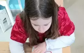 Dziewczynka wykonuje pracę